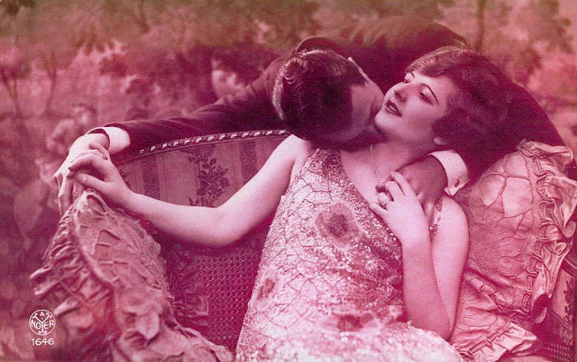 French Postcard Show How To Kiss Romantically from the 1920s (35)